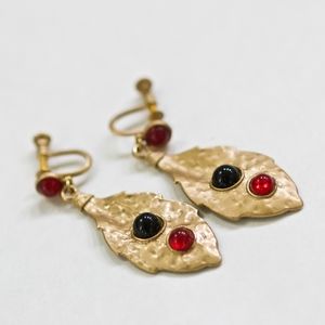 Unique 80's Vintage Black/Red Stone Hammered Clip On Earrings